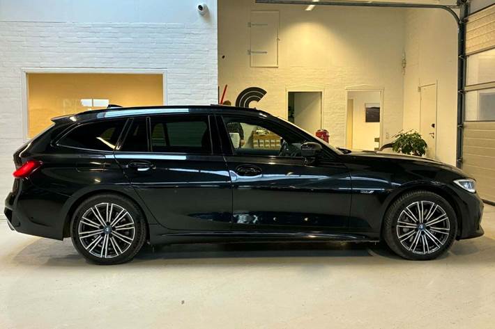 Sort BMW 330e fra 2022