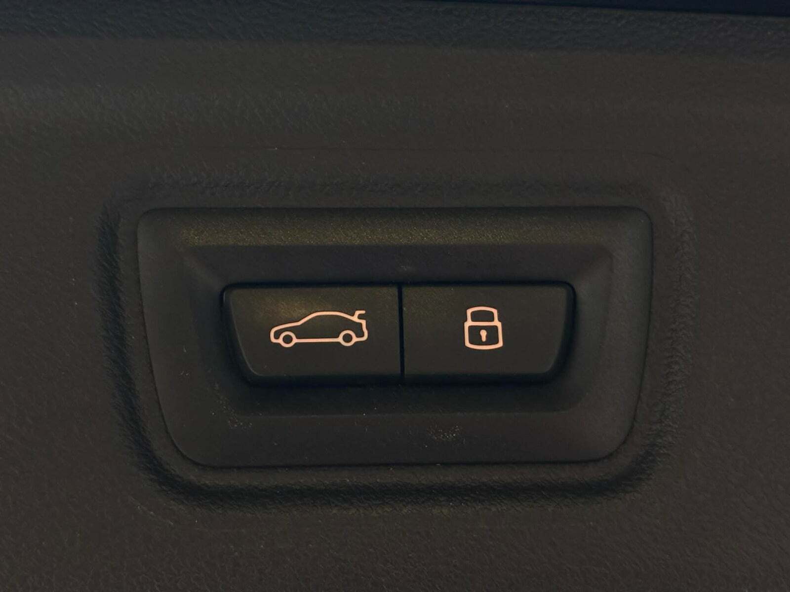 Sort BMW 330e fra 2022