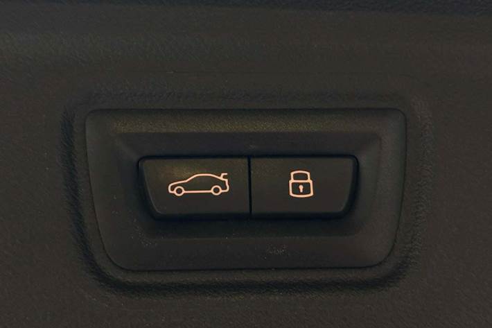 Sort BMW 330e fra 2022