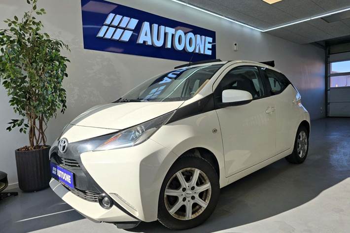 Hvid Toyota Aygo fra 2015 set udefra