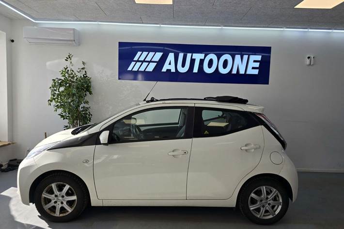 Hvid Toyota Aygo fra 2015