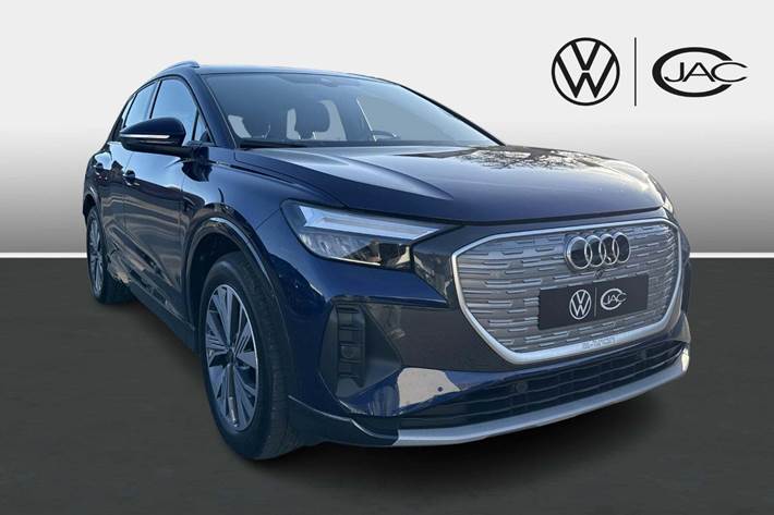 Blå Audi Q4 e-tron fra 2024 set udefra