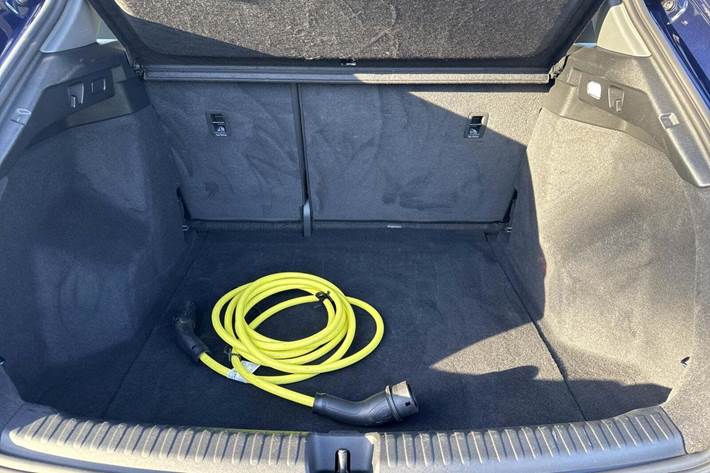 Blå Audi Q4 e-tron fra 2024