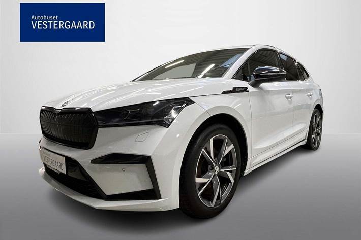 Hvid Skoda Enyaq fra 2023 set udefra