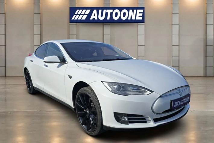Hvid Tesla Model S fra 2014 set udefra