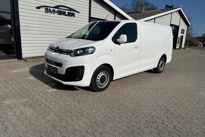 Hvid Citroën Jumpy fra 2021 set udefra