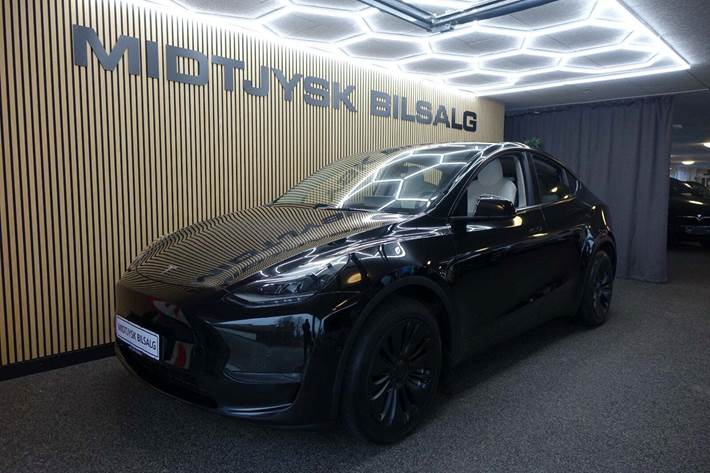 Sort Tesla Model Y fra 2022
