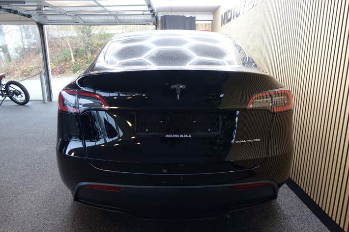 Sort Tesla Model Y fra 2022