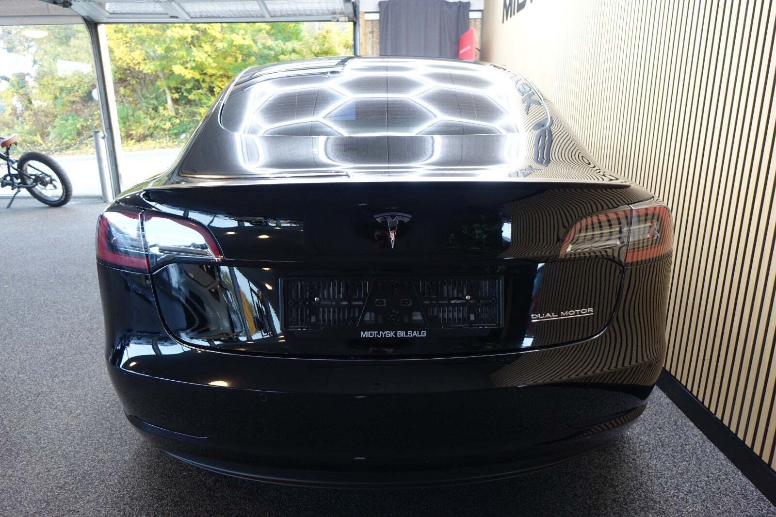 Sort Tesla Model 3 fra 2021