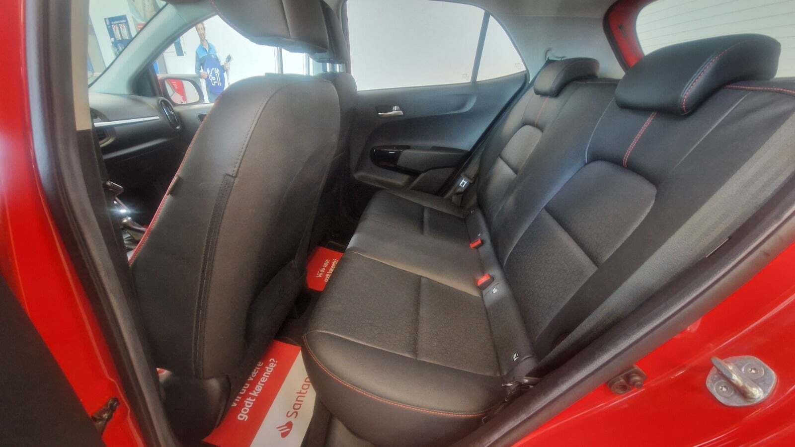 Rød Kia Picanto fra 2021 set indefra