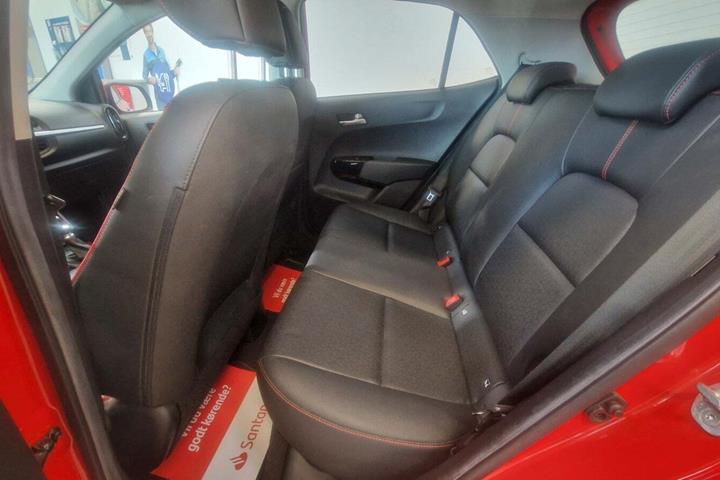 Rød Kia Picanto fra 2021 set indefra
