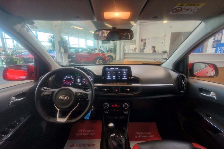 Rød Kia Picanto fra 2021 set indefra