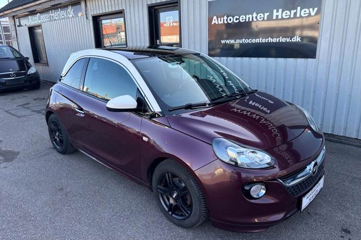 Rød Opel Adam fra 2013 set udefra