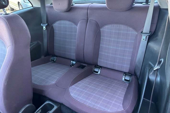 Rød Opel Adam fra 2013