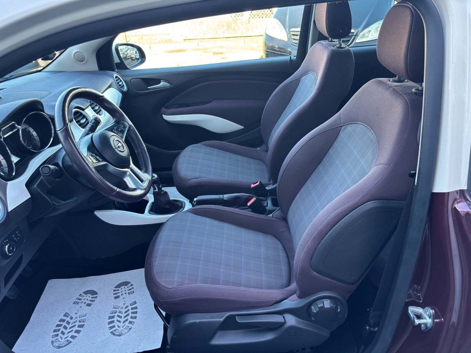 Rød Opel Adam fra 2013