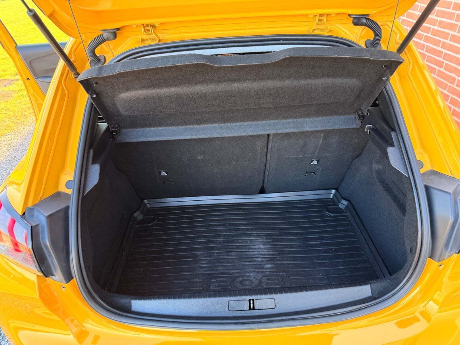 Gul Peugeot 208 fra 2020