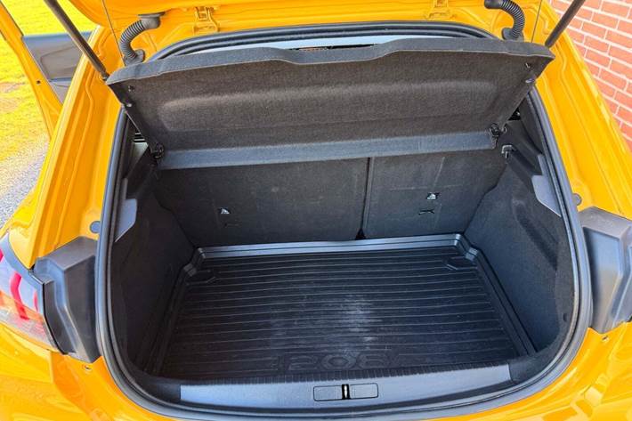 Gul Peugeot 208 fra 2020