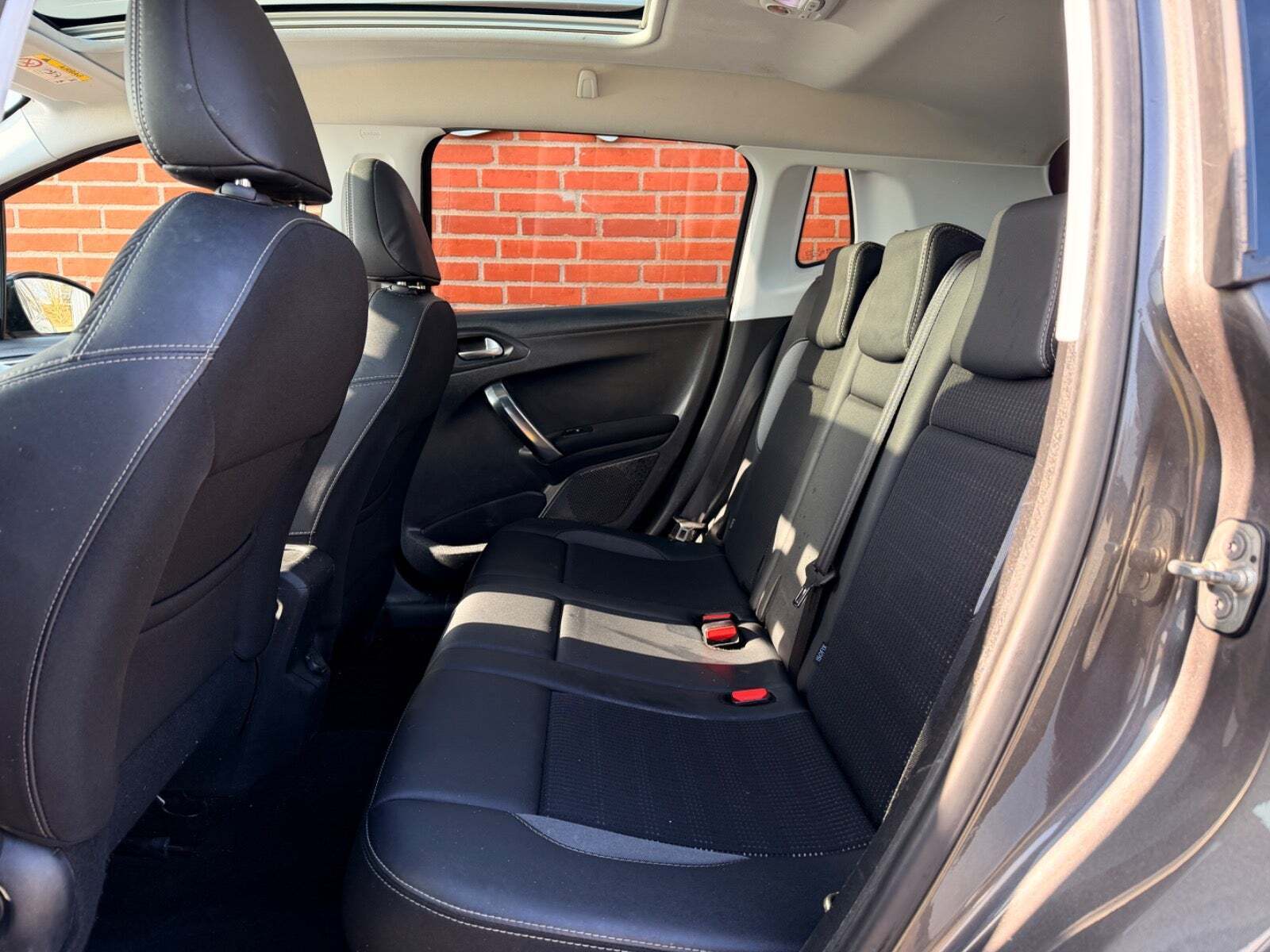 Grå Peugeot 2008 fra 2017