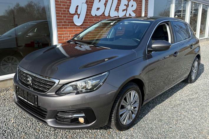 Grå Peugeot 308 fra 2018 set udefra