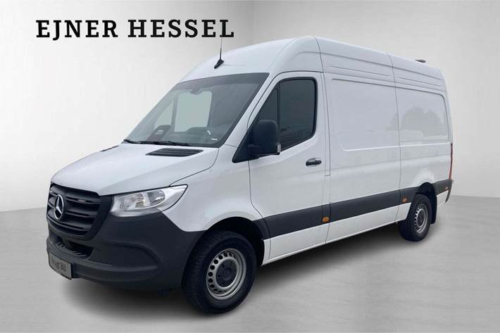 Hvid Mercedes Sprinter 317 fra 2024 set udefra