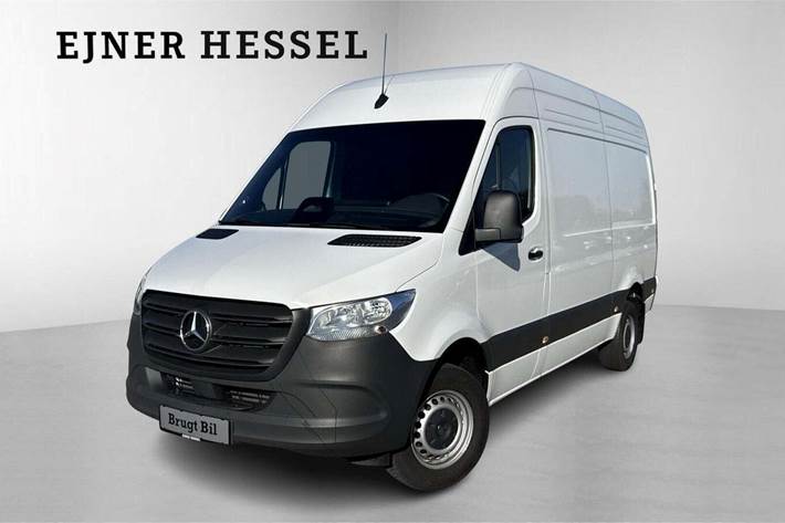 Hvid Mercedes Sprinter 317 fra 2024 set udefra