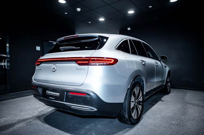 Sølv Mercedes EQC400 fra 2022