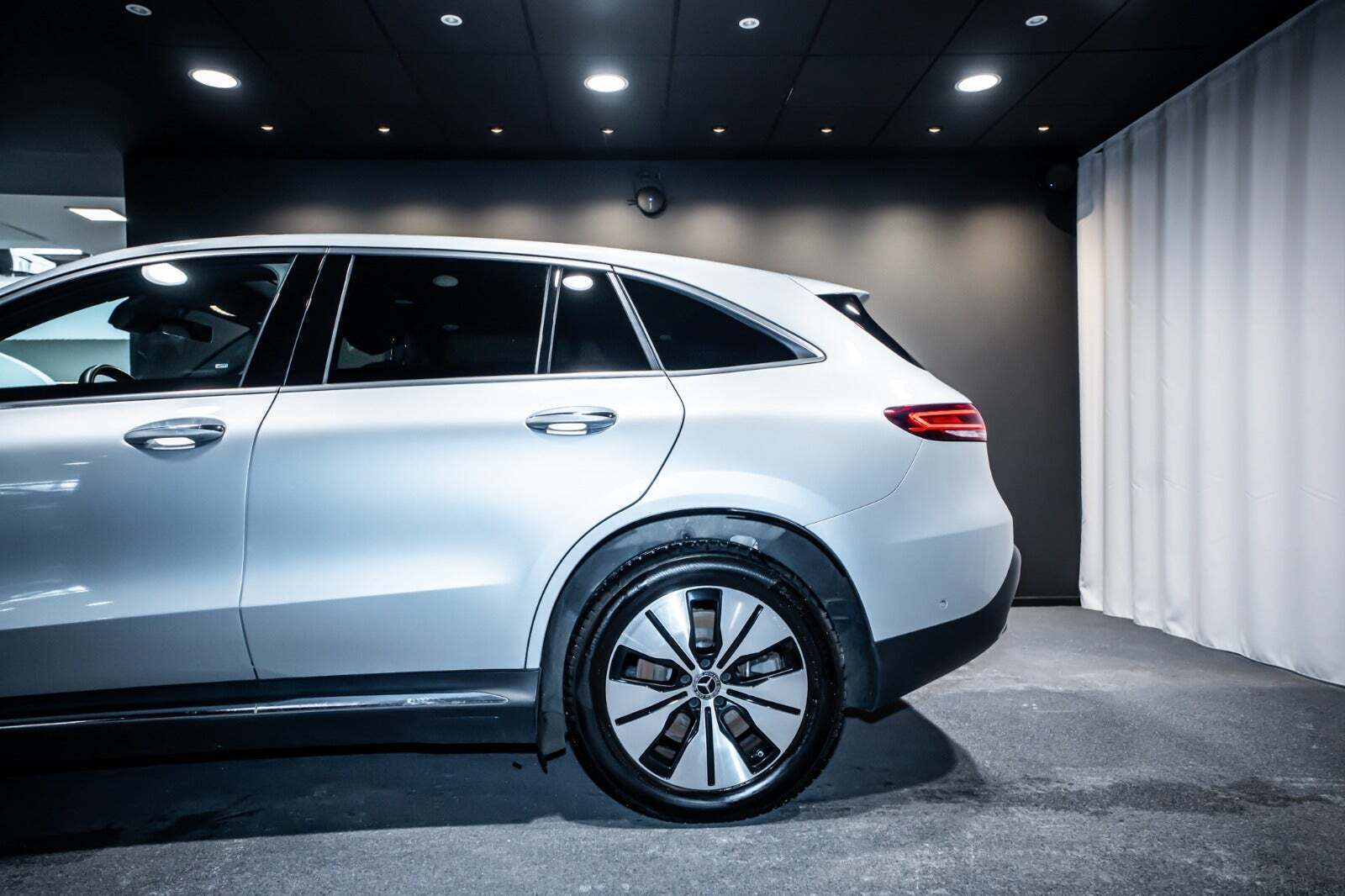 Sølv Mercedes EQC400 fra 2022