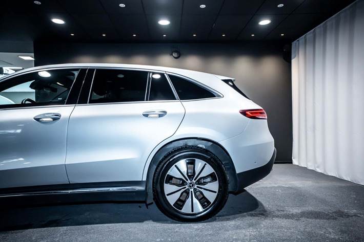 Sølv Mercedes EQC400 fra 2022
