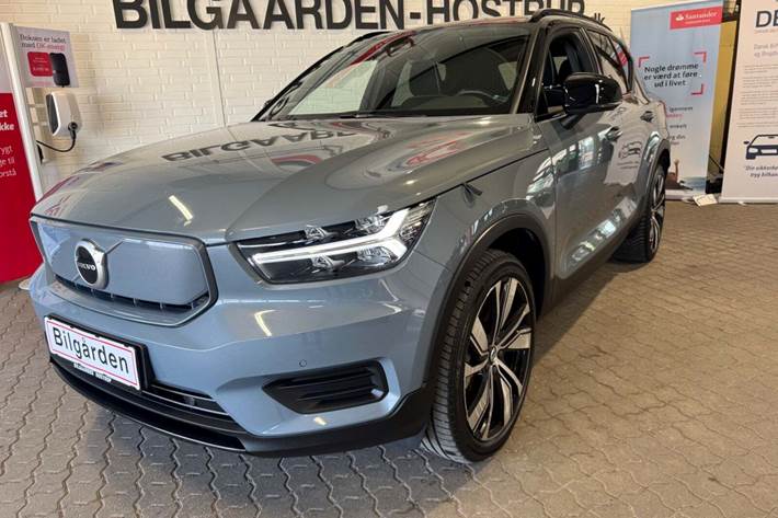 Grå Volvo XC40 fra 2022 set udefra