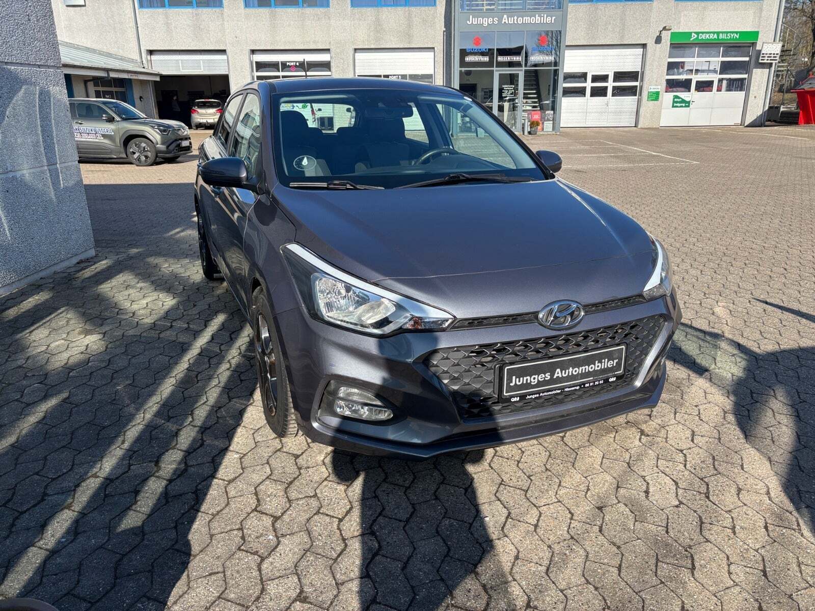 Grå Hyundai i20 fra 2020