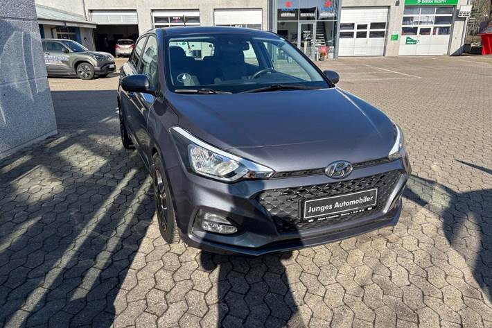 Grå Hyundai i20 fra 2020