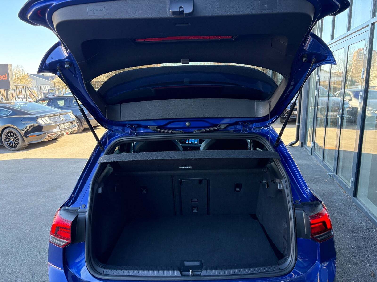 Blå VW Golf VIII fra 2022