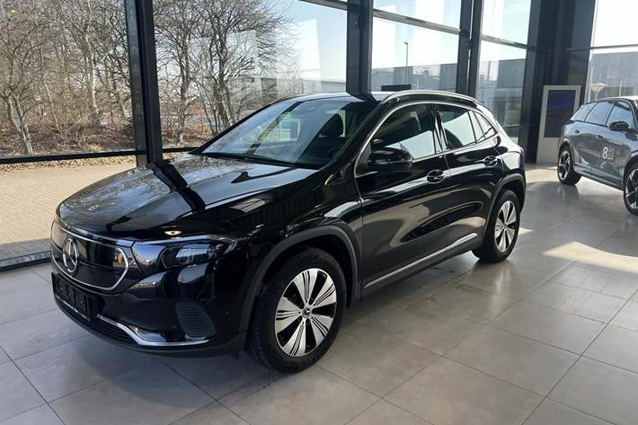 Sort Mercedes EQA 250 fra 2022 set udefra