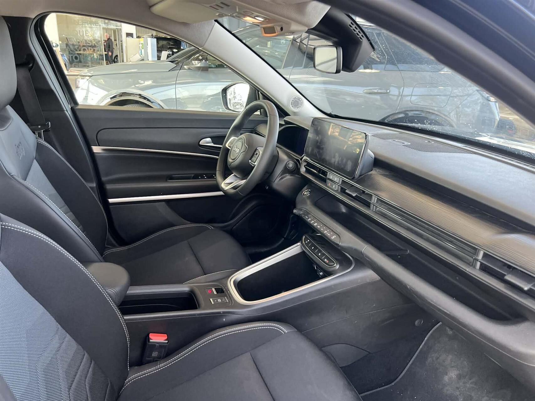 Sort Jeep Avenger fra 2023