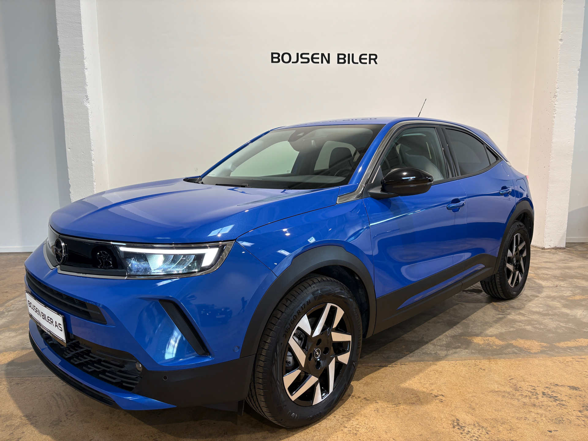 Blå Opel Mokka-e fra 2023
