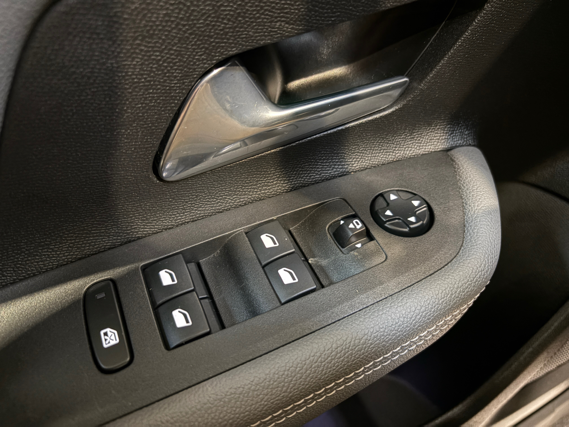 Blå Opel Mokka-e fra 2023