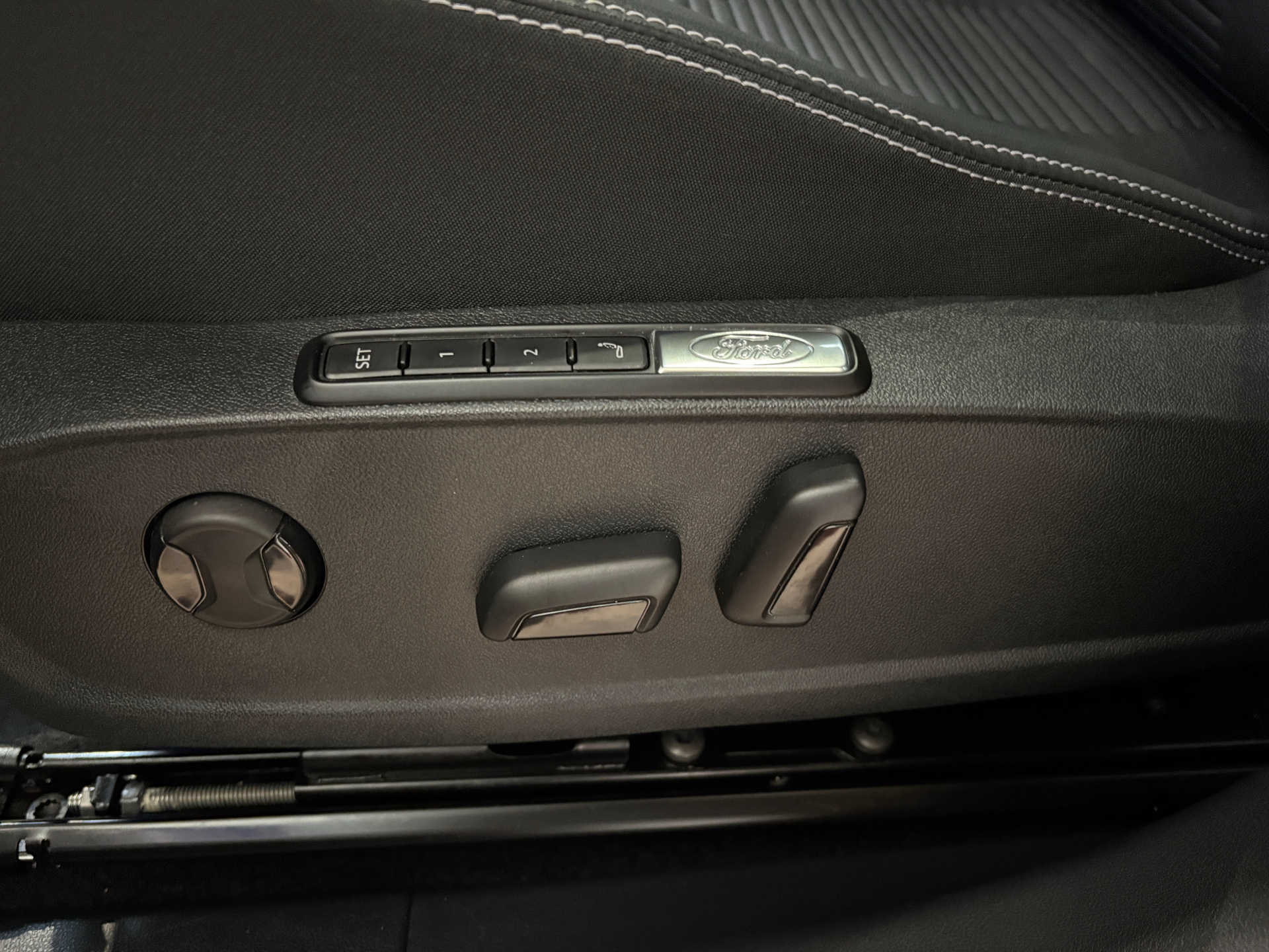 Rød Ford Explorer fra 2025