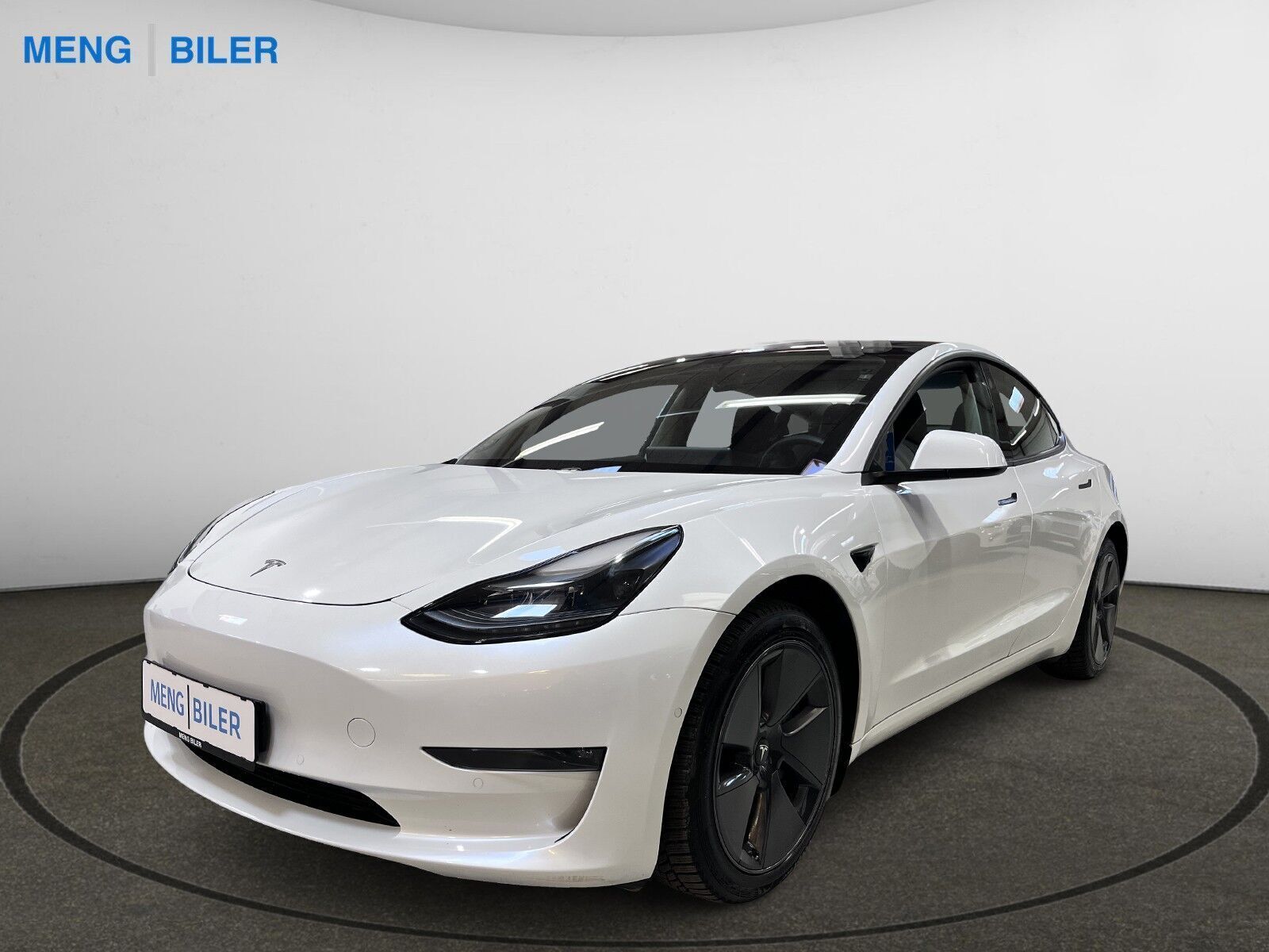 Hvid Tesla Model 3 fra 2021 set udefra