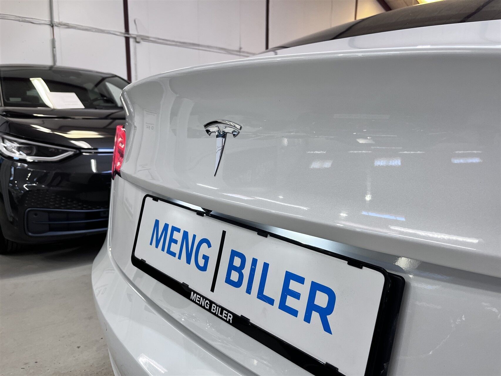 Hvid Tesla Model 3 fra 2021