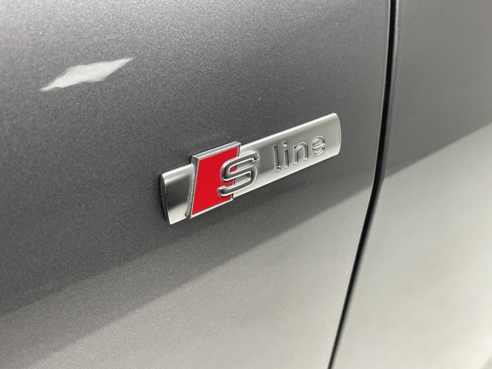 Grå Audi Q4 fra 2023