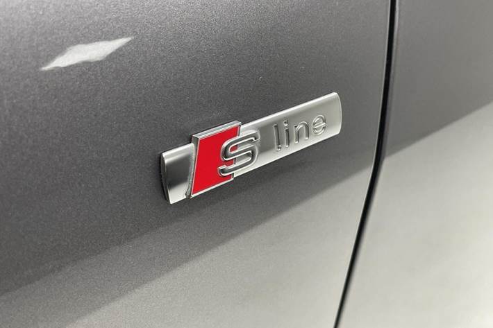 Grå Audi Q4 fra 2023