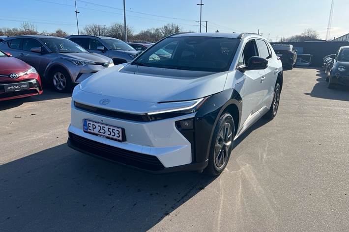 Hvid Toyota BZ4X fra 2026 set udefra