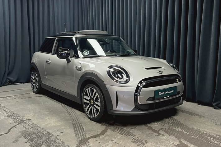 Sølv Mini Cooper fra 2023 set udefra
