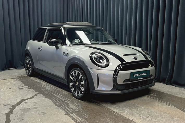 Sølv Mini Cooper fra 2023 set udefra