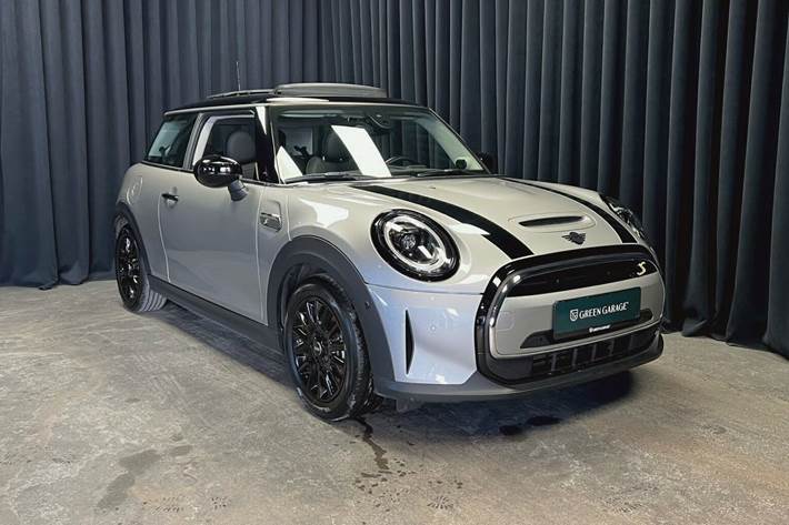 Sølv Mini Cooper fra 2023 set udefra