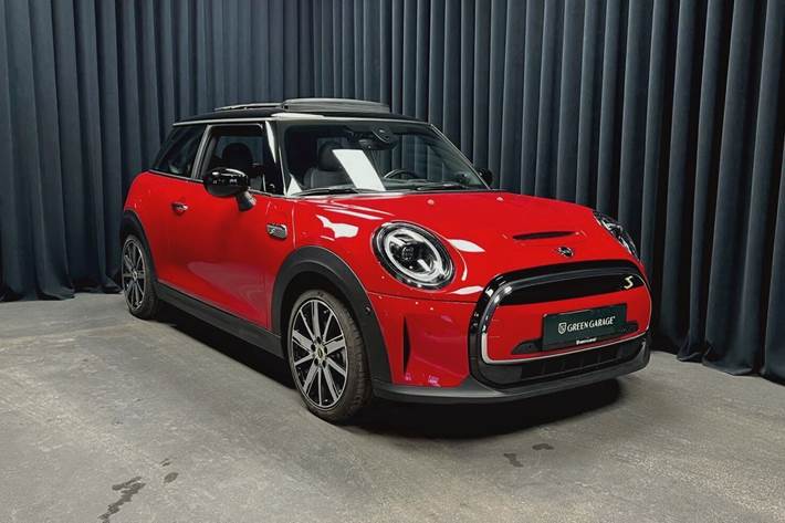 Rød Mini Cooper fra 2023 set udefra