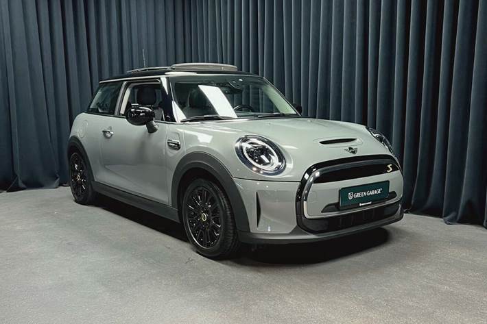 Grå Mini Cooper fra 2022 set udefra