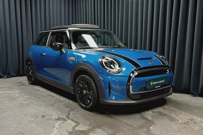 Blå Mini Cooper fra 2023 set udefra
