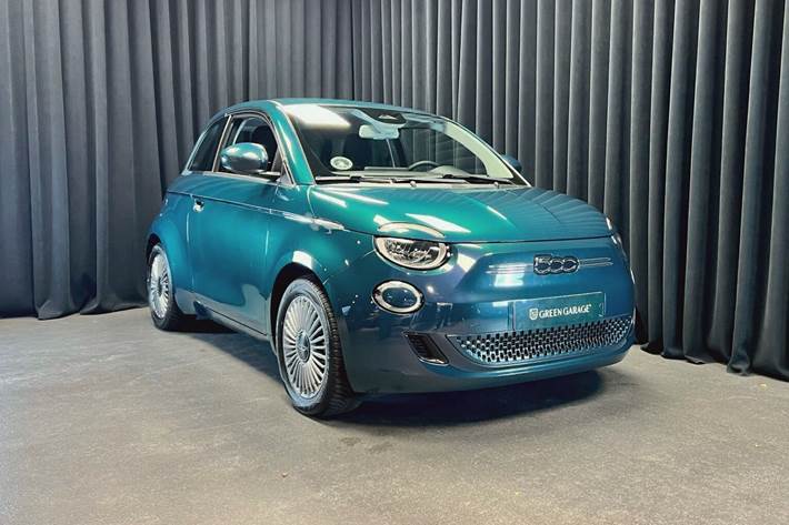 Blå Fiat 500e fra 2023 set udefra
