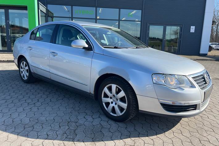 Sølv VW Passat fra 2005 set udefra